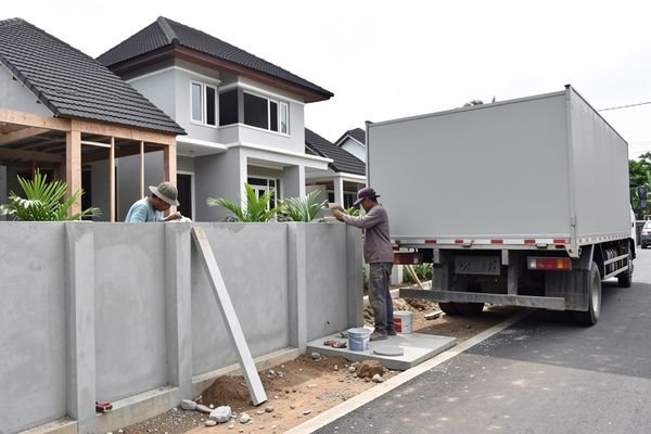 Pemasangan pagar panel beton di sebuah perumahan